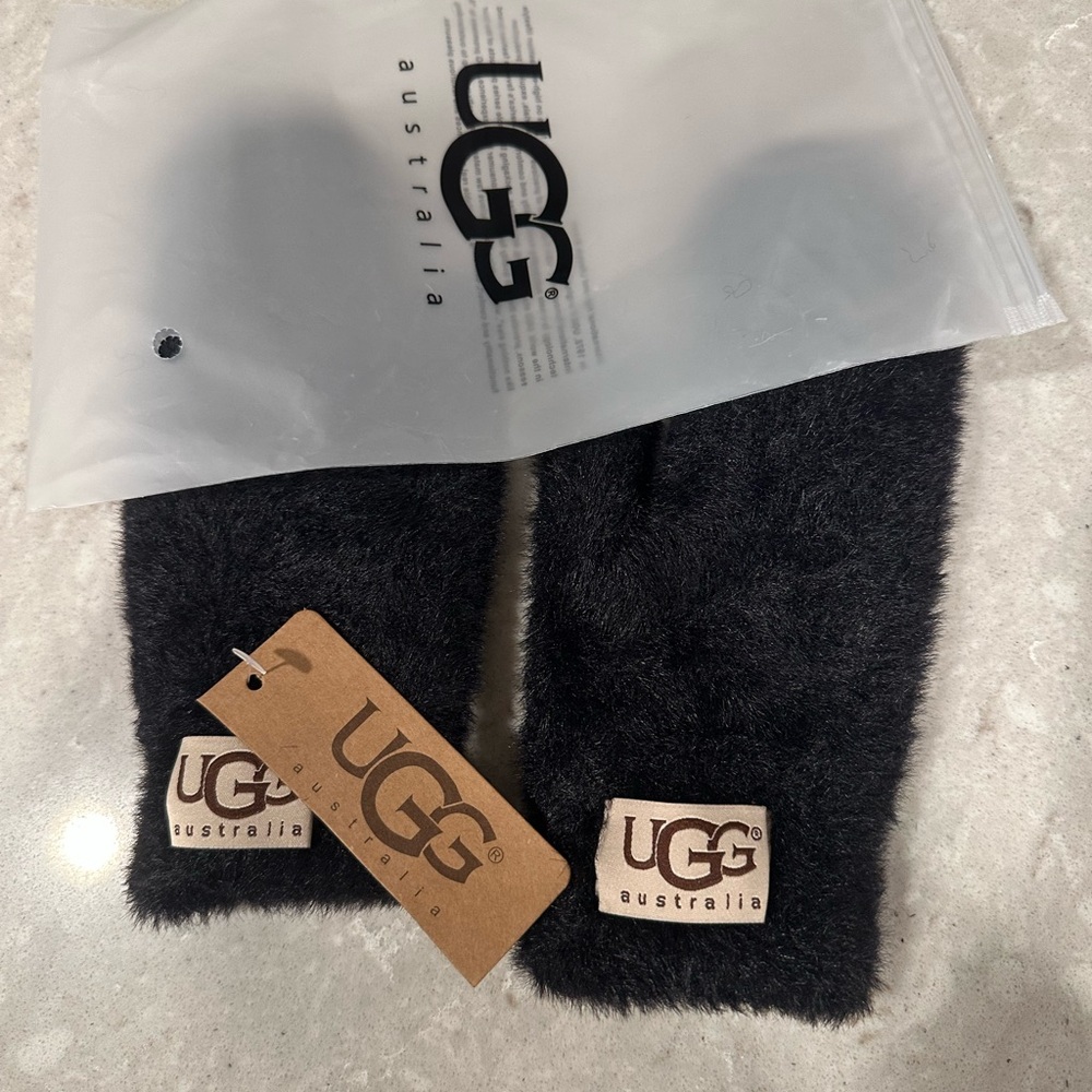 UGG Mittens -one size brand new with tags